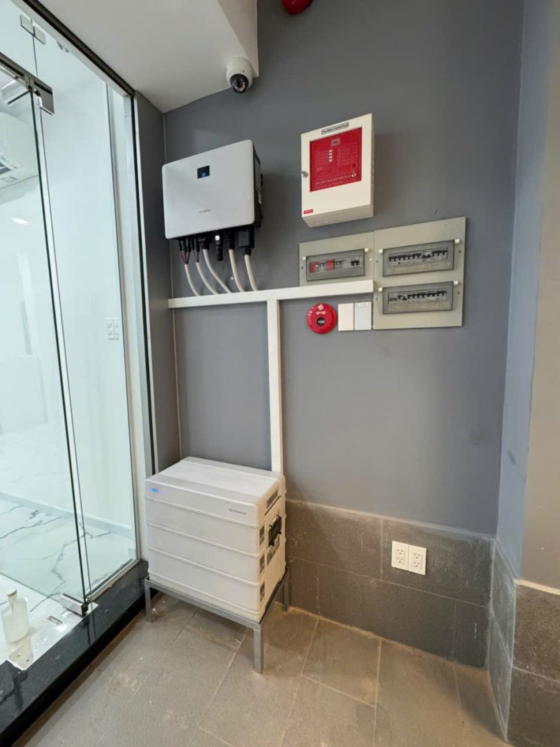 he-thong-dien-mat-troi-gia-dinh-bao-gom-nhung-thiet-bi-nao