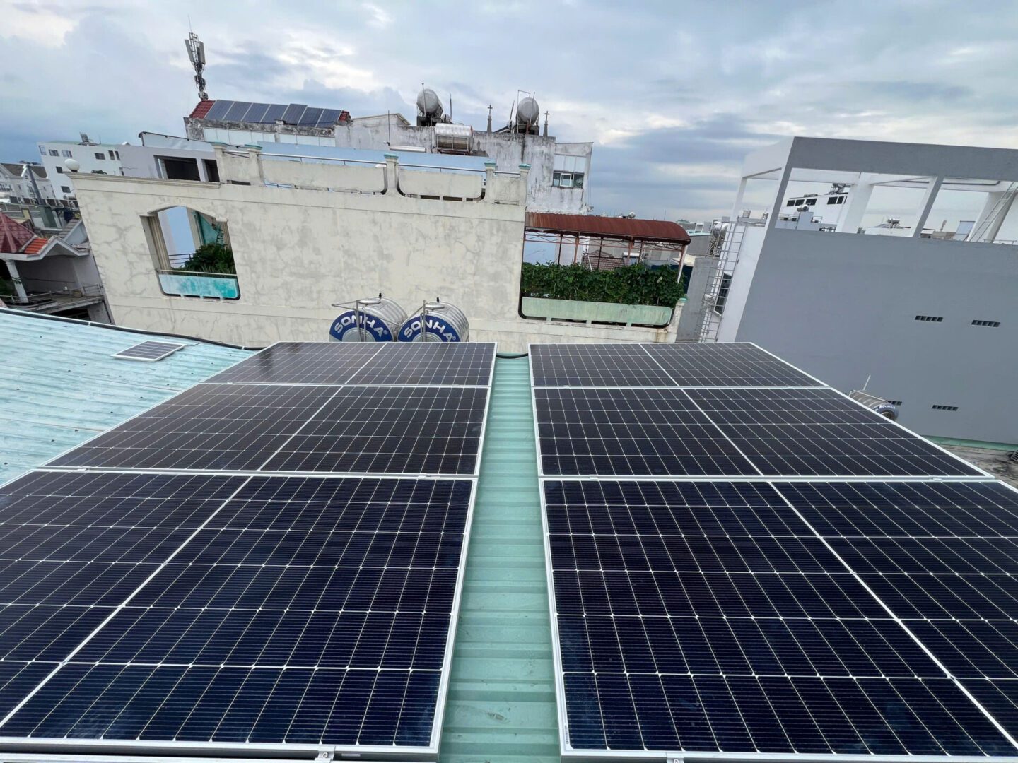 canh-bao-6-loi-khi-lap-dien-mat-troi-mai-nha-de-bi-phat-tien