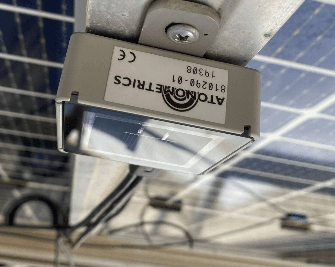Cảm biến bức xạ mặt trời Atonometrics RC22 PV Reference Cell 5 Lắp đặt cảm biến bức xạ mặt trời Atonometrics RC22 trực tiếp lên khung nhôm tấm pin.