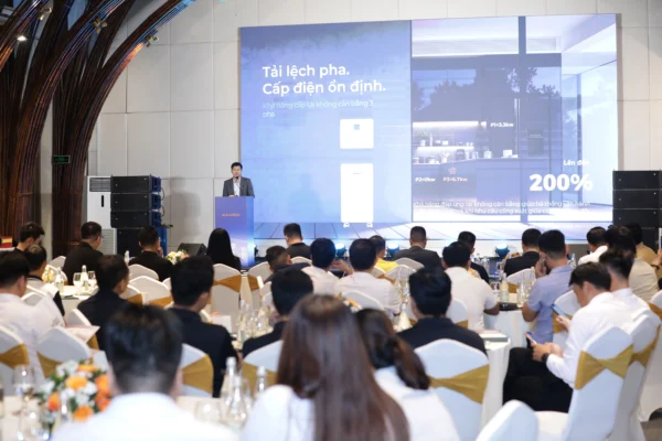 Hỗ trợ công suất ra lệch pha lên tới 200%, khả năng sạc/xả cực đại đến 440A và chịu quá tải AC gấp 2.0 lần công suất định mức trong vòng 10 giây